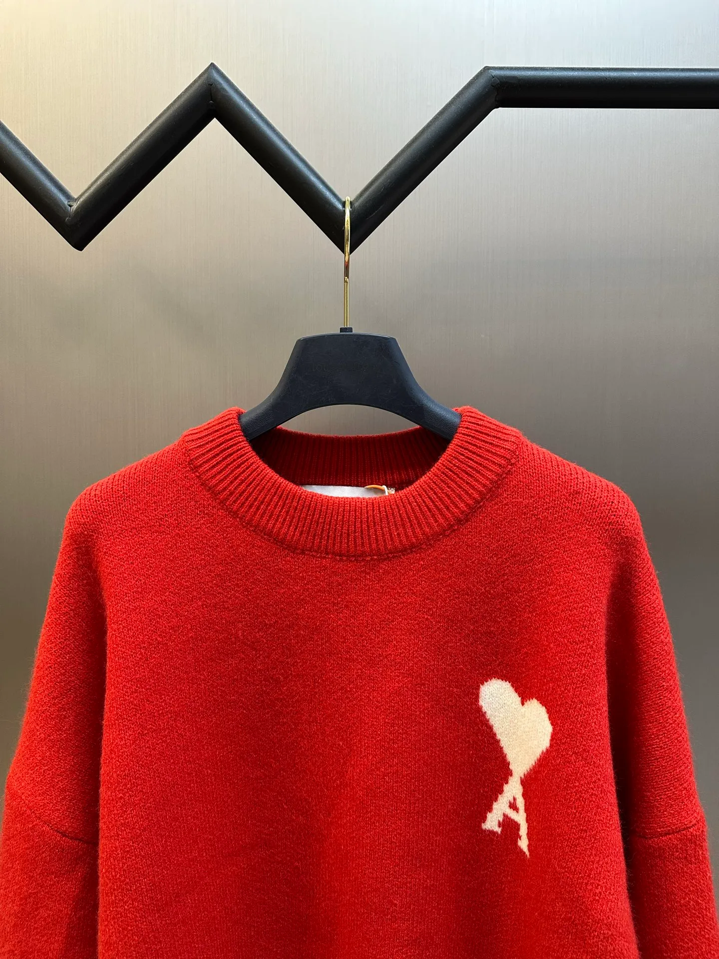 Ami Paris love jacquard crew neck sweater is made of custom-woven and dyed luxurious merino wool. A contrasting love heart appears on the chest, making it highly recognizable. The elegance and spontaneity of French fashion are the ultimate simplification of color. It is made of jacquard tissue imported from Germany, and the arrangement and interweaving of yarns are precisely controlled. The Ami love jacquard artistic pattern is carefully interwoven on the loom, making the fabric more vivid and three-dimensional. The garment washing water is softened and deodorized using professional washing equipment and specific detergents to deeply clean and deodorize the clothes, improving the feel and appearance of the clothes size: s m l xl